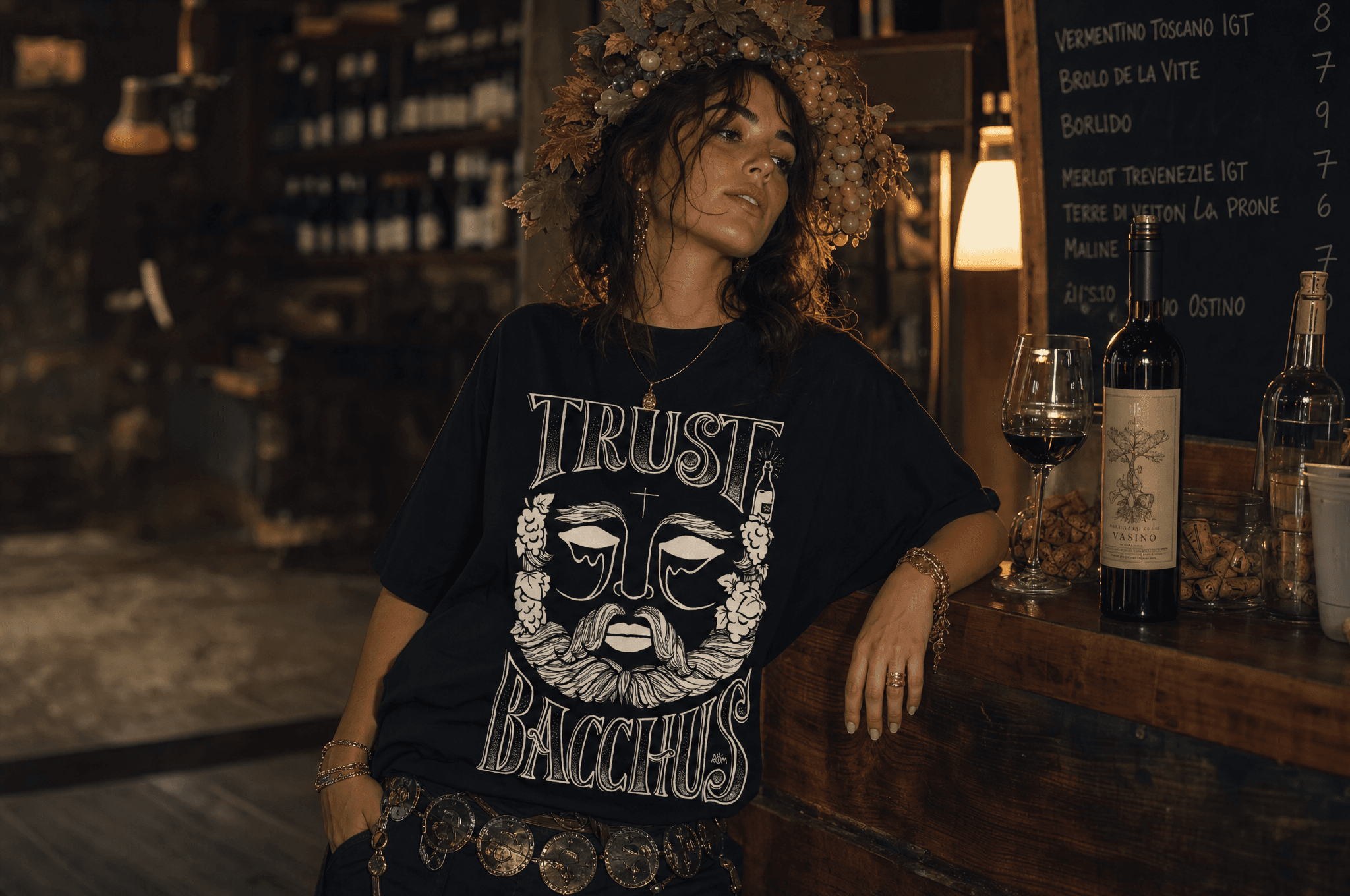 T-shirt Trust Bacchus rom1 porté dans une cave à vin
